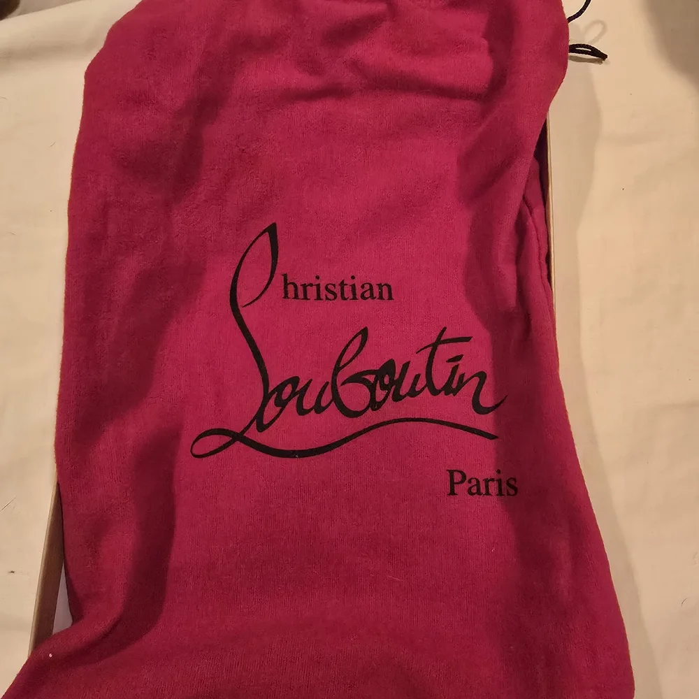 Christian Louboutin Nude Leather Pointed-Toe Pump with Red Sole - Picture 9 of 10